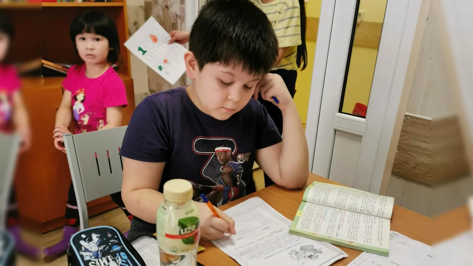 Kinder beim Lernen im Day Care Center. (Foto: Deutsche Lebensbrücke)