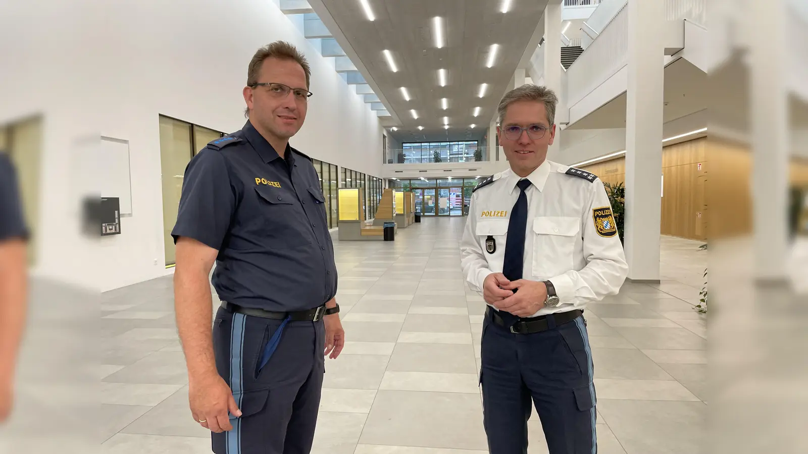 Sorgen für Sicherheit im Quartier, v.l.: Karsten Mößmer, Polizeihauptmeister und Erster Polizeihauptkommissar Markus Göttler von der Polizeiinspektion 45. (Foto: pst)