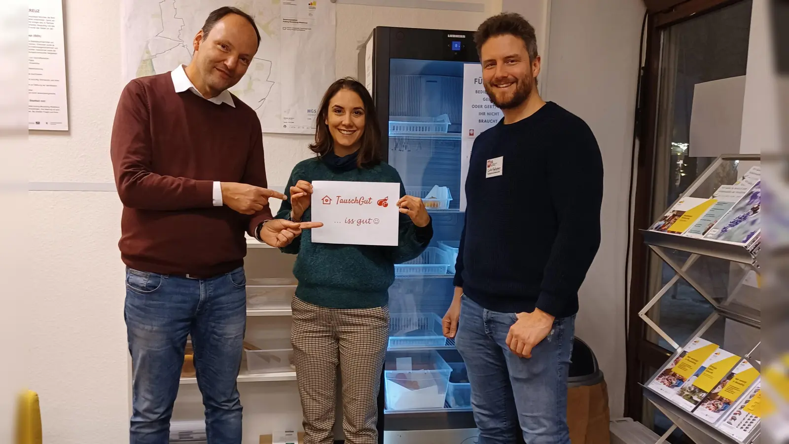 Daniel Genée (v.l.) und Marija Filimon vom Stadtteilladen freuen sich über den Tauschschrank, den Lukas Wasmer (r.) vom Freiwilligenzentrum München-West aufgestellt hat.  (Foto: FWZ München-West)