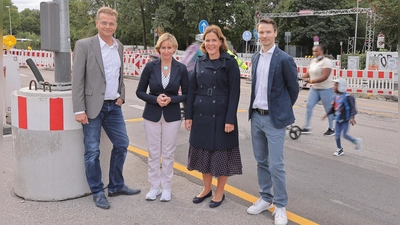 Aufruf für den Schulweghelferdienst: Eltern, Schule und Bürgermeisterin werben für das Ehrenamt. Im Bild: Die Vorsitzenden des Elternbeirats Quirin Poltinger (rechts) und Andi Schmid (links) mit Bürgermeisterin Verena Dietl (2. von rechts) und Rektorin der Grundschule an der Von-der-Pfordten-Straße Alexandra Janssen. (Foto: GS/ Andi Schmid)