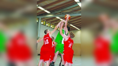 Bene Frey springt höher als seine größeren und um 2 Jahre älteren Gegenspieler Auerhammer (14) und Böswirth (8). (Foto: Helmut Handwerker)