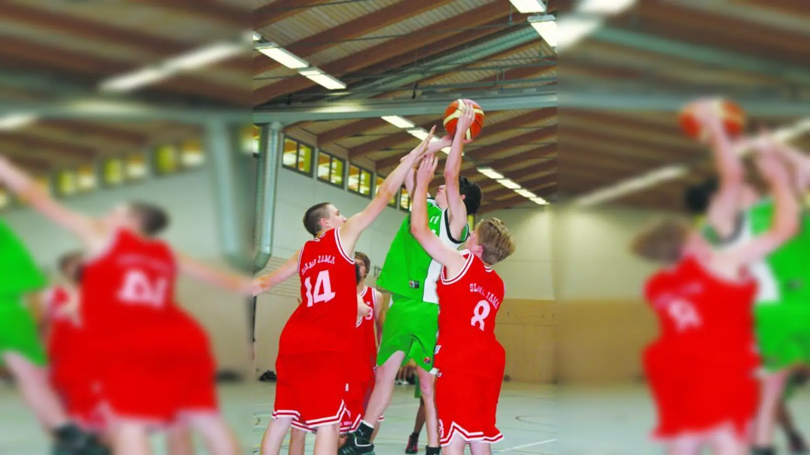 Bene Frey springt höher als seine größeren und um 2 Jahre älteren Gegenspieler Auerhammer (14) und Böswirth (8). (Foto: Helmut Handwerker)