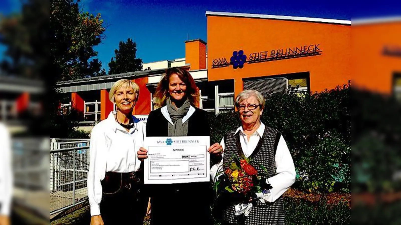 Freute sich riesig über die Spende: Nicole Brühl mit Stiftsdirektorin Gisela Hüttis (links) und Irmgard Nowotny.	 (Foto: KWA)