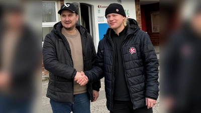 Der sportlichen Leiter und Interimstrainer Dominik Quinlan (l.) mit dem neuen finnischen Stürmer Ville Saloranta. (Foto: smg)