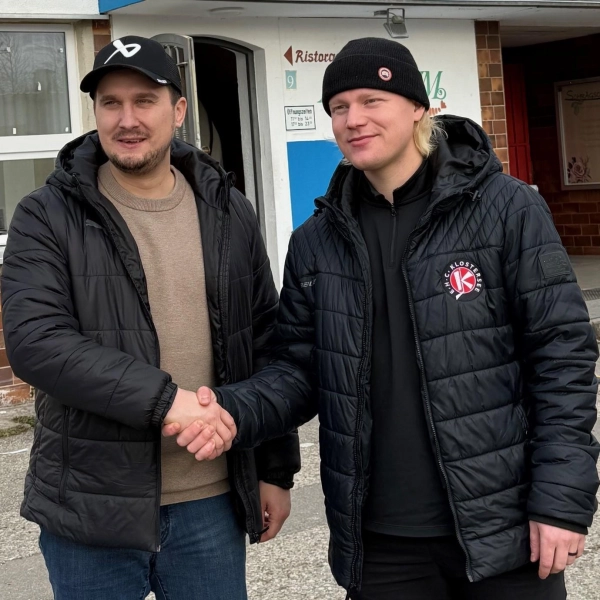 Der sportlichen Leiter und Interimstrainer Dominik Quinlan (l.) mit dem neuen finnischen Stürmer Ville Saloranta. (Foto: smg)