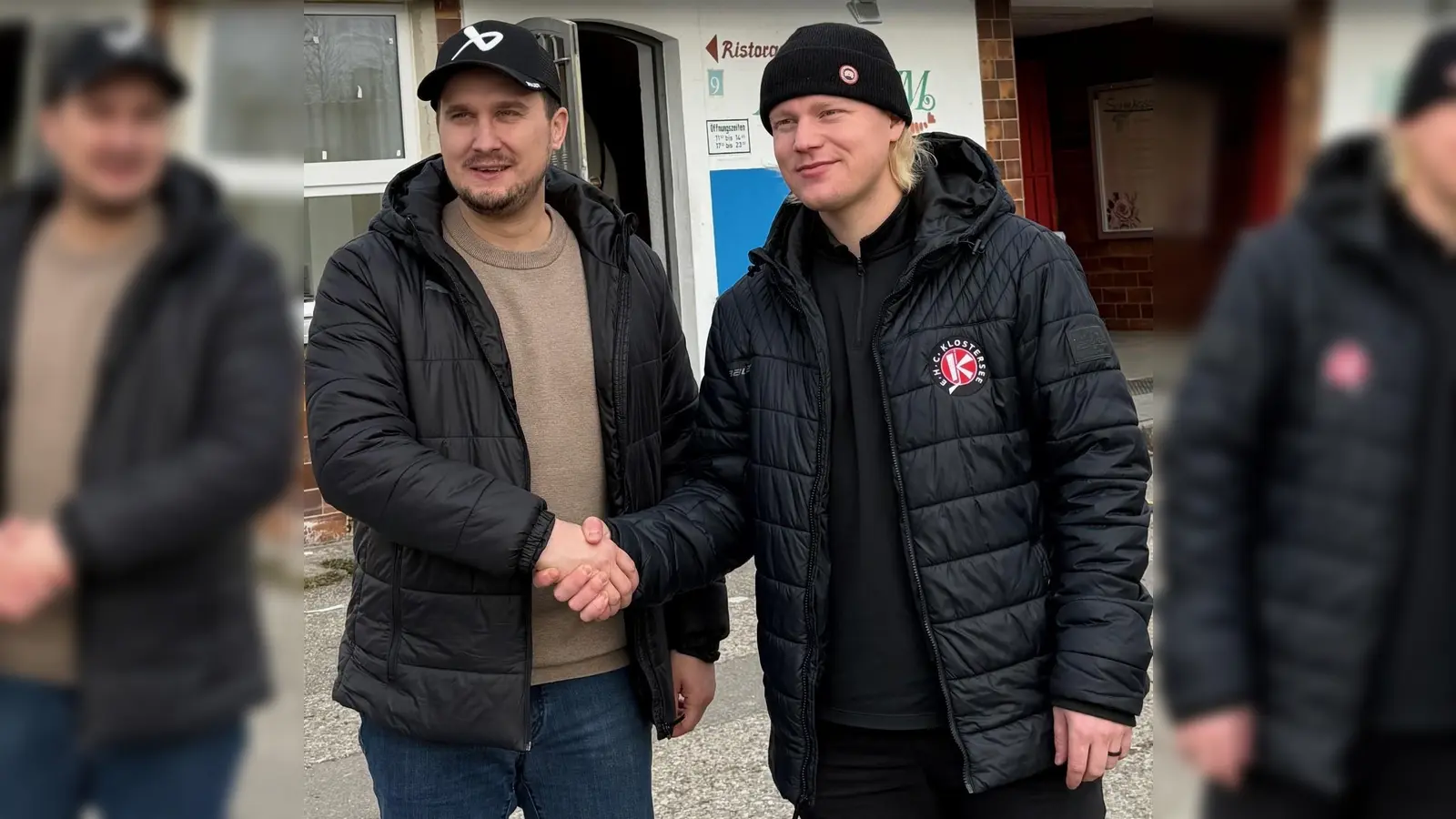 Der sportlichen Leiter und Interimstrainer Dominik Quinlan (l.) mit dem neuen finnischen Stürmer Ville Saloranta. (Foto: smg)