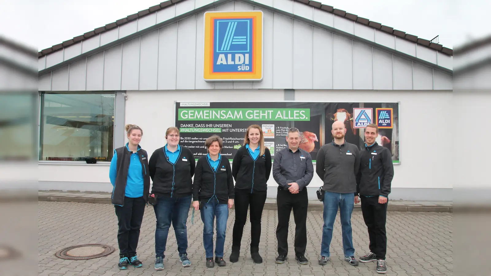 Alle Mitarbeiterinnen und Mitarbeiter von ALDI SÜD in Unterschleißheim freuen sich schon sehr auf die neue, moderne Filiale. Ein Teil des Teams kam spontan zum Fototermin zusammen: v.l. Melissa Piseddu, Bettina Holzapfel, Susan Wolf, Danijela Stankovic, Filialleiter Peter Dauer, Martin Skrabl und Luis Hantschel.  (Foto: Brigitte Bothen)