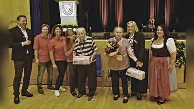 Von links: BRK-Vorsitzender Jürgen Loher, Carmen Becht, WuS-Beauftragte Rosi Wildmoser (beide Organisatorinnen), Gudrun Grüner (Pichlmayr Seniorenheim), Franz Dvorski (Geehrter), Hedwig Kopp (Geehrte), Finka Batalija (Fischer´s Seniorenzentrum) und WuS-Beauftragte Sosa Balderanou (Organisatorin). (Foto: Danuta Pfanzelt)