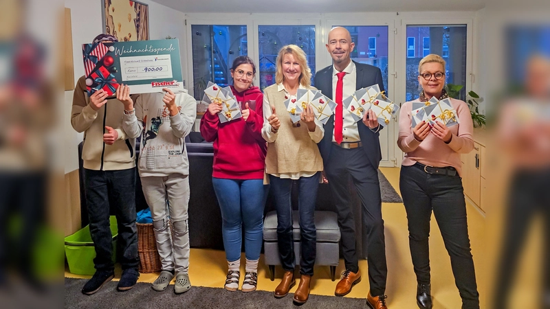 Claudia Kralik (Polstermöbel Fischer Karlsfeld), Ricardo Baumgartner (Filialleiter Polstermöbel Fischer<br>Karlsfeld), Karin Fröstl (Franziskuswerk Schönbrunn) und Bewohner des Franziskuswerks Schönbrunn (von rechts) bei der Spendenübergabe. (Foto: Polstermöbel Fischer)