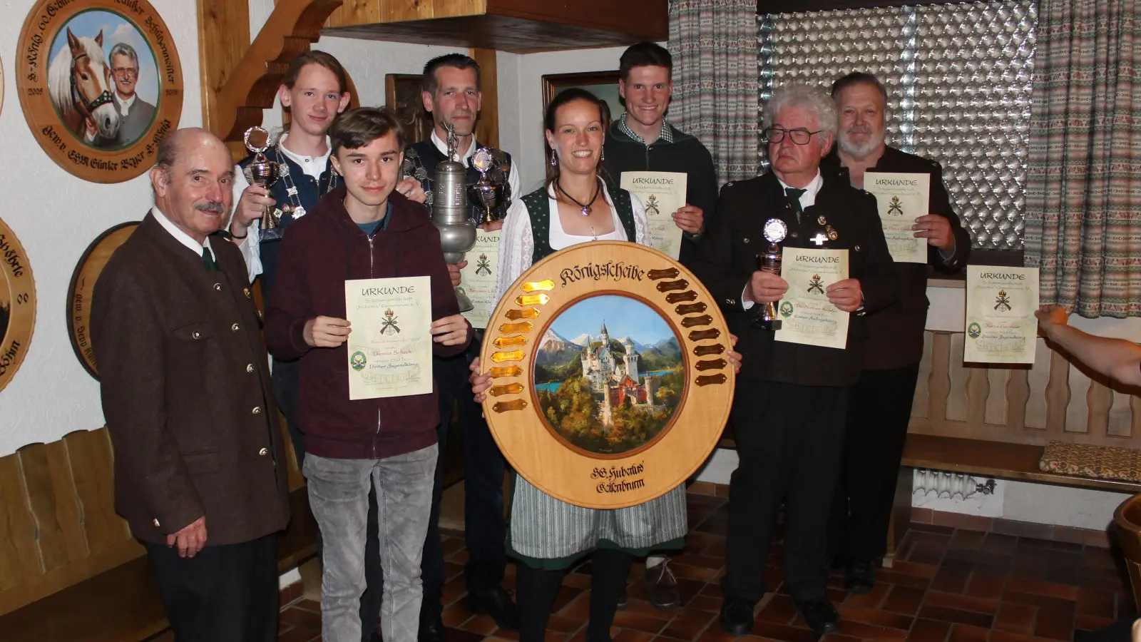 Glückliche Schützen nach zweijähriger Pause wieder vereint (von links): Günter Beyer, Vize-Auflagekönig; Johann Sailer, Jugendkönig; Thomas Scheck, 3. Jugendkönig; Benjamin Lück, Schützenkönig; Stefanie Lück, 1. Schützenmeisterin; Leo Weiß, Vizekönig; Norbert Knipfer, Auflagekönig und Hans Peter Spöhrle, 3. Auflagekönig.<br> (Foto: Hubertus-Schützen)