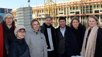 Bürgermeister Andreas Kemmelmeyer (3. von rechts) mit (von links) Elke Berger und Charlotte Lehner (studio B Landschaftsarchitektur), Deborah Rohm (Sachgebietsleiterin Hochbau), René Rissland (raum.land Architekten), Nicole Eisenhofer (Leitung AWO-Mittagsbetreuung) und Anna Aigars (Leitung AWO-Kinderhort Münchner Straße). (Foto: Gemeinde Ufg/mic)