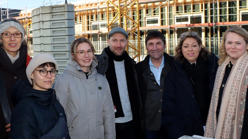 Bürgermeister Andreas Kemmelmeyer (3. von rechts) mit (von links) Elke Berger und Charlotte Lehner (studio B Landschaftsarchitektur), Deborah Rohm (Sachgebietsleiterin Hochbau), René Rissland (raum.land Architekten), Nicole Eisenhofer (Leitung AWO-Mittagsbetreuung) und Anna Aigars (Leitung AWO-Kinderhort Münchner Straße). (Foto: Gemeinde Ufg/mic)