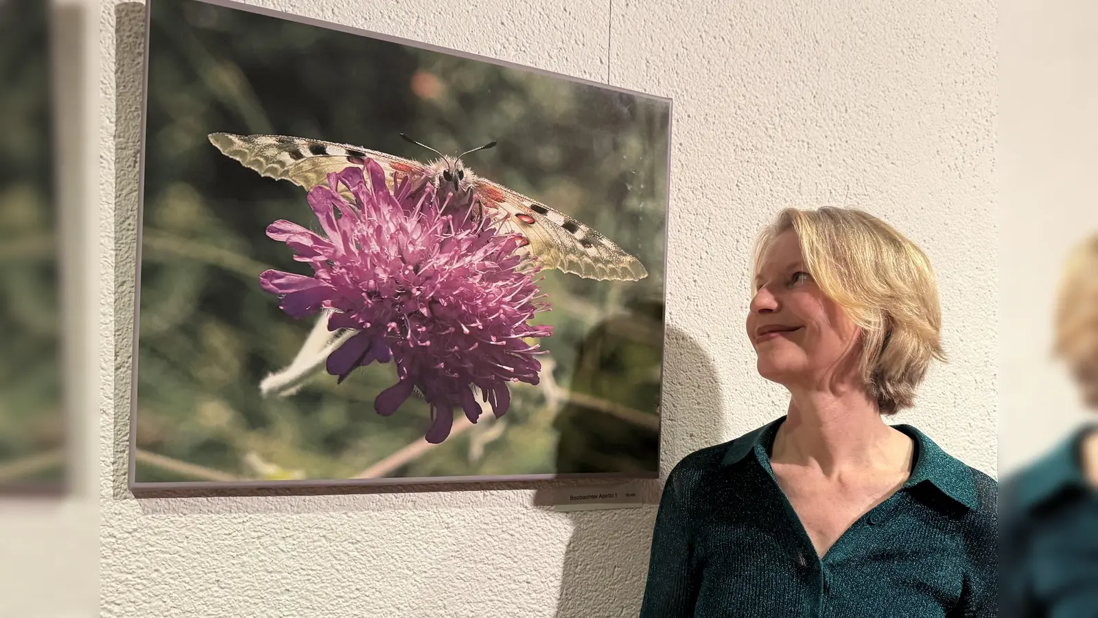 Auge in Auge mit dem Apollofalter: Die Fotografin Caroline Neven Du Mont. (Foto: pst)