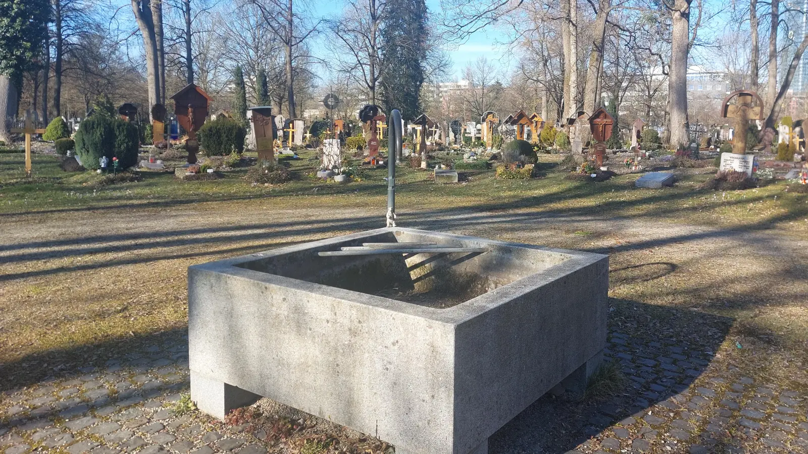 Auf dem Westfriedhof soll bald das ganze Jahr über Gießwasser zur Verfügung stehen. (Foto: bas)