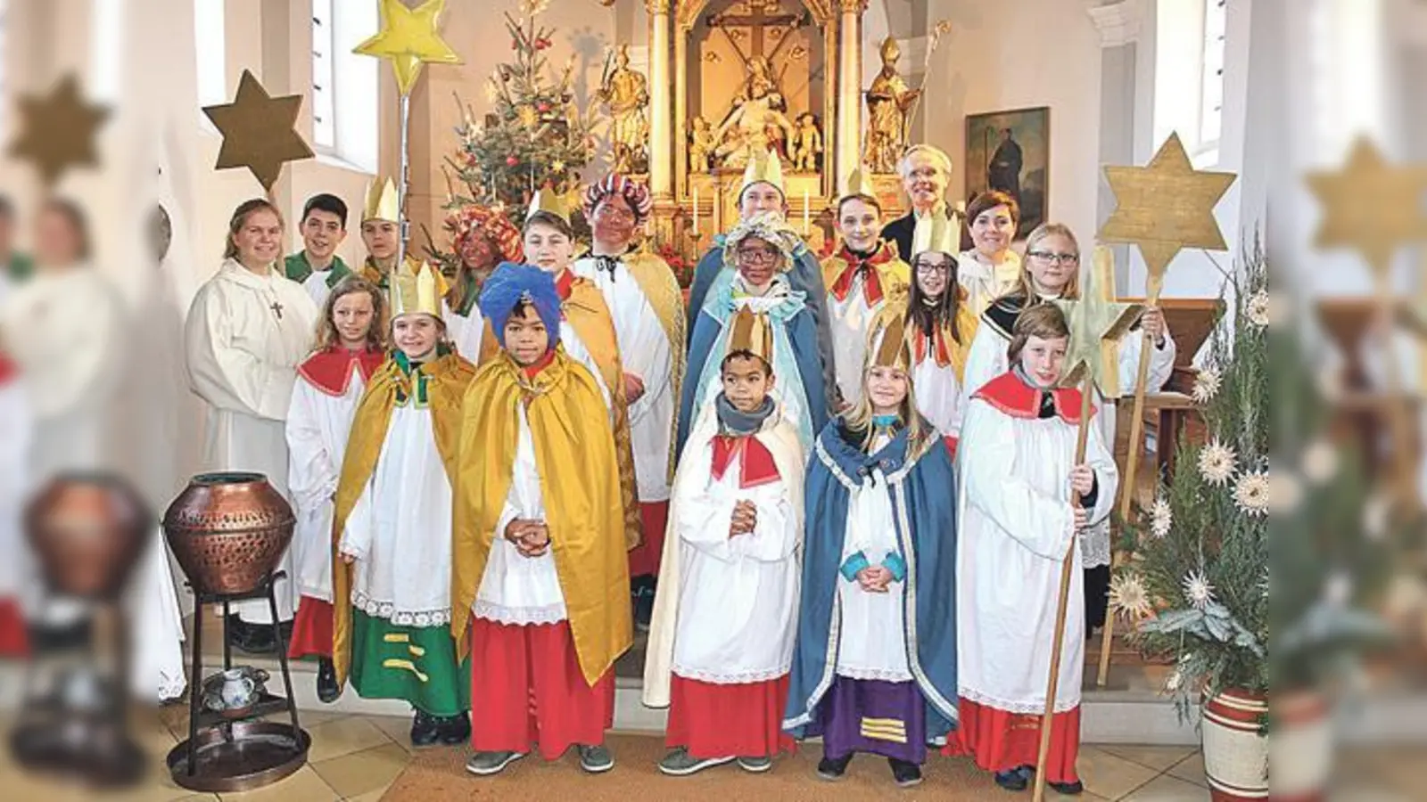 Mintrachinger Kinder verteilen segen als »Könige« und  Sternträger am Dreikönigstag.  	 (Foto: privat)