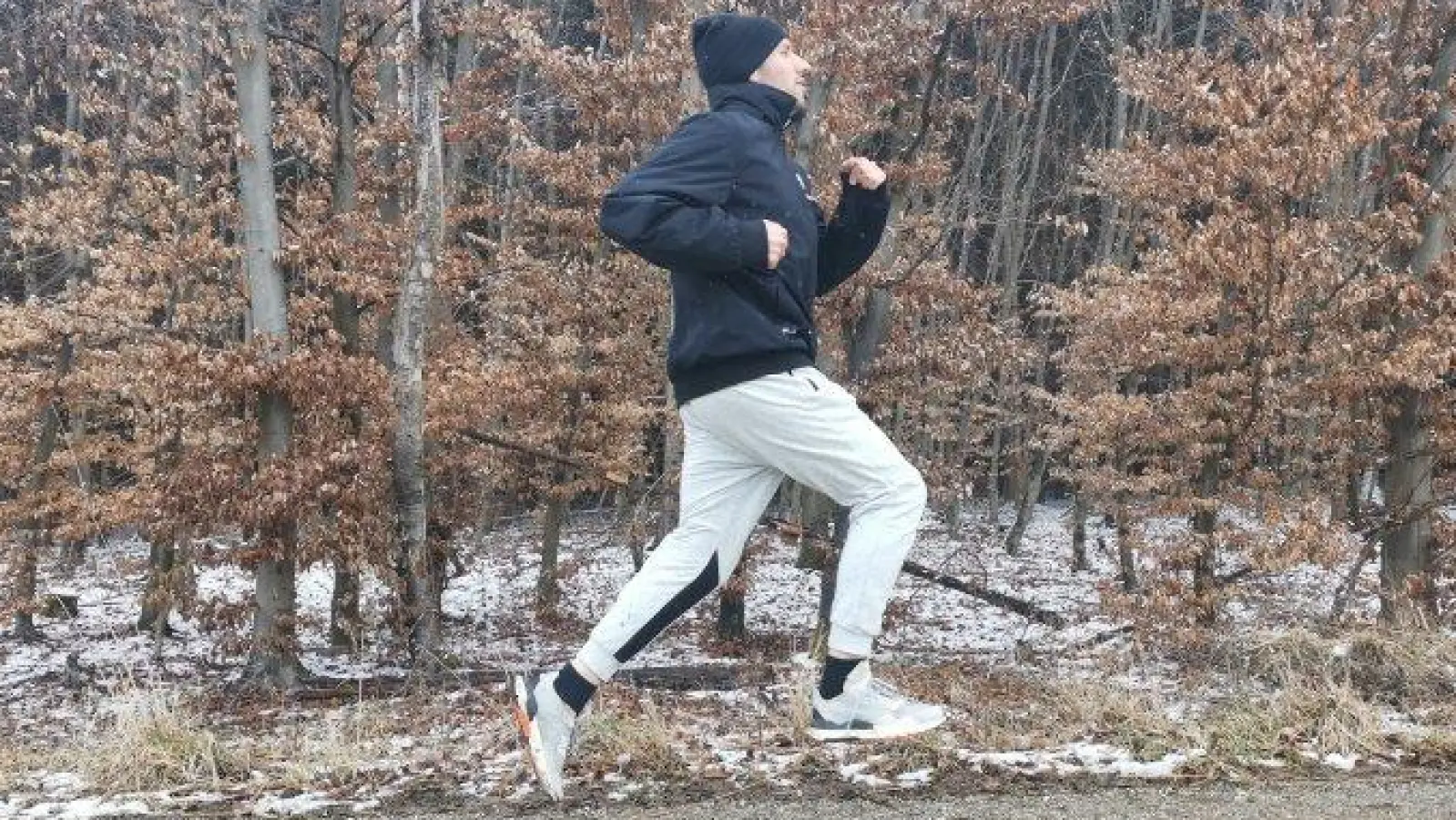 Beim Joggen die Augen aufhalten und den Müll am Wegesrand einsammeln - das ist „Plogging”.  (Foto: pst)