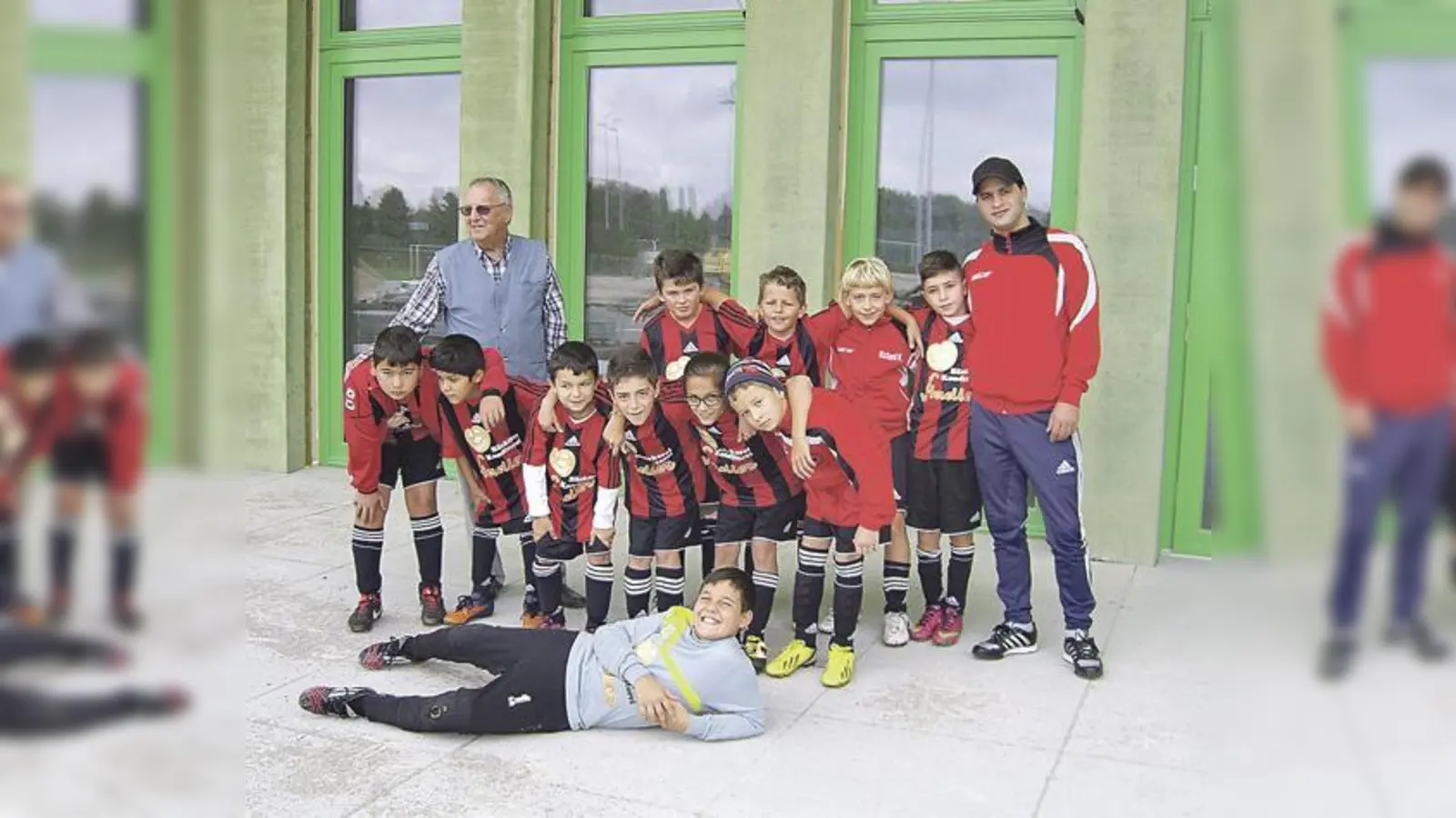 Nicht nur die E-Jugend, hier mit Trainer Burim Basa und dem 1. Vorsitzenden Oskar Grabler (links), sondern auch der gesamte DJK Sportbund München-Ost e.V. freut sich auf die neue Anlage. 	 (Foto: VA)