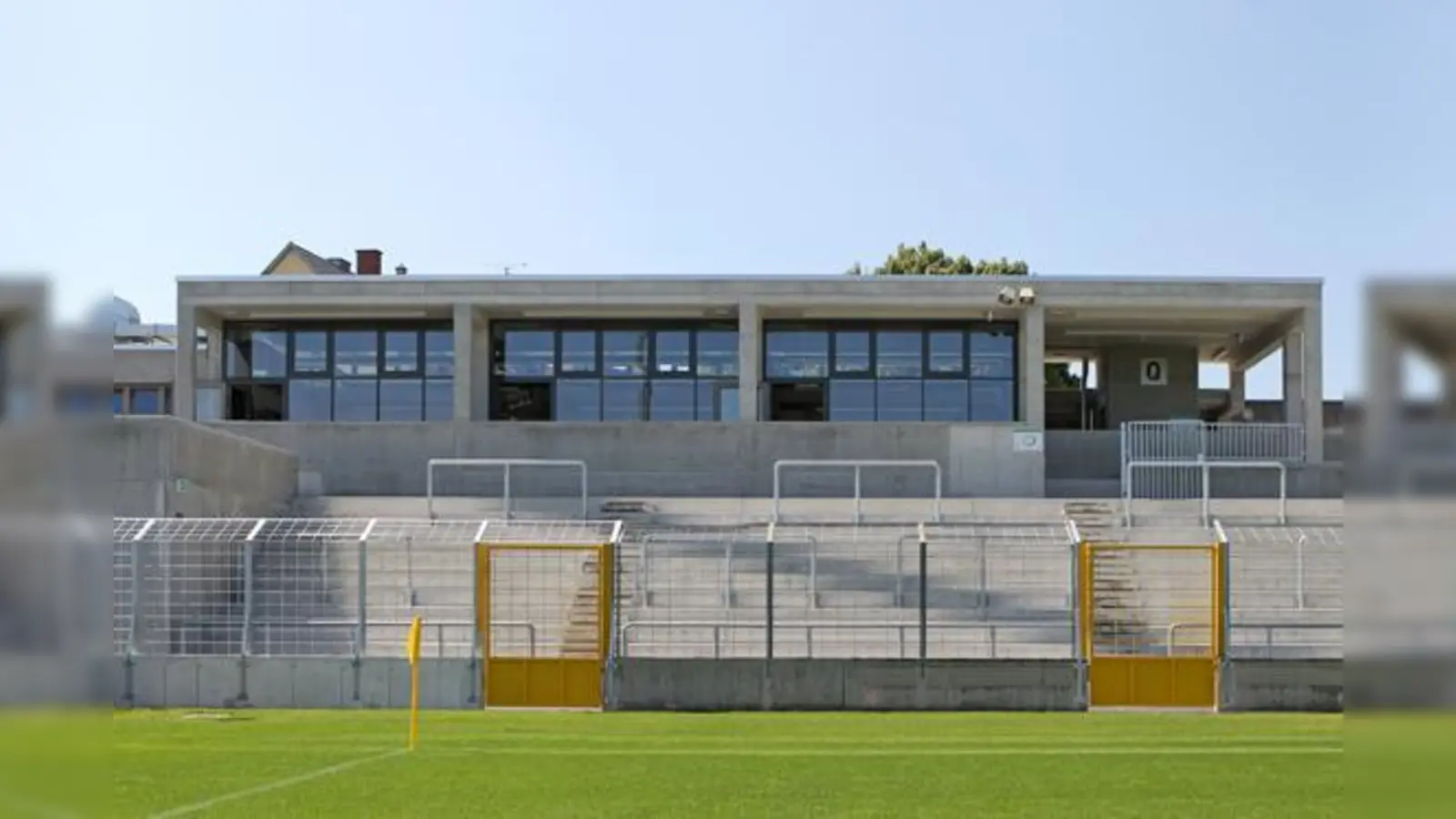 Die neue Stadionwirtschaft neben der Haupttribüne.  (Foto: A. Wild)