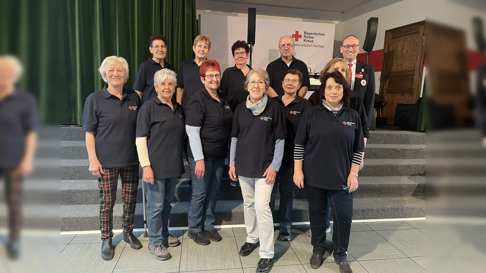 Theresia Ring, Gudrun Boer, Renate Hirtreiter, Sonja Grieser, Christine Heckhausen, Hanni Salvermoser (vorne), Katharina Spilka, Angelika Gumowski, Inge Ludwig, Johannes Salvermoser, Petra Holzner und Bernhard Seidenath (hinten). (Foto: BRK)