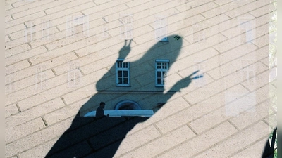 Eine Fassade trifft auf einen Schatten am Boden: Eine Fotografie, die doppelt Belichtet wurde. (Foto: Kulturzentrum LUISE)