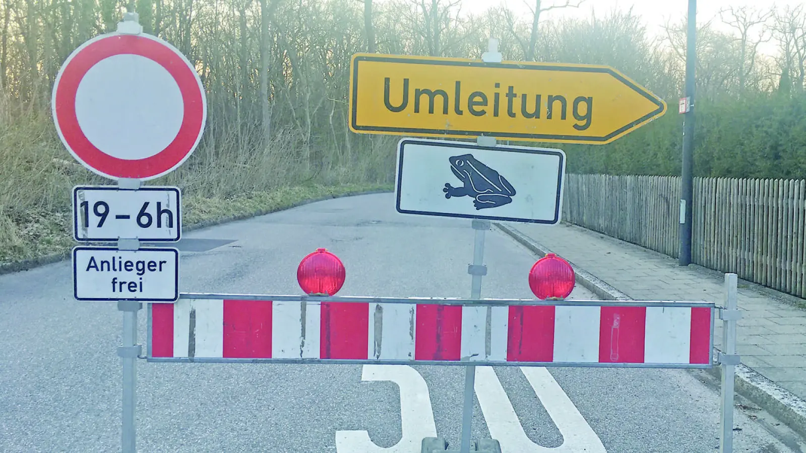 Vorfahrt für die Amphibien: Wenn die Kröten wandern, kann es auch mal zu Straßensperrungen kommen. (Foto: bb)