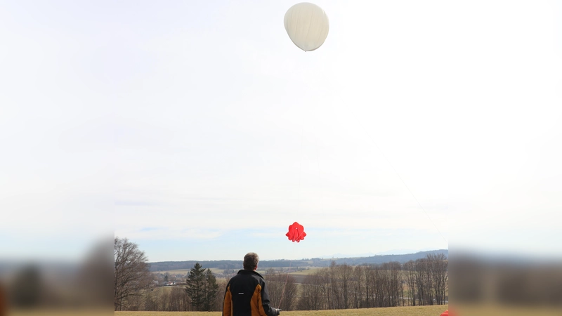 Der Wetterballon soll eine Höhe von 36.000 Metern erreichen. (Foto: Staatliche FOSBOS München Technik)