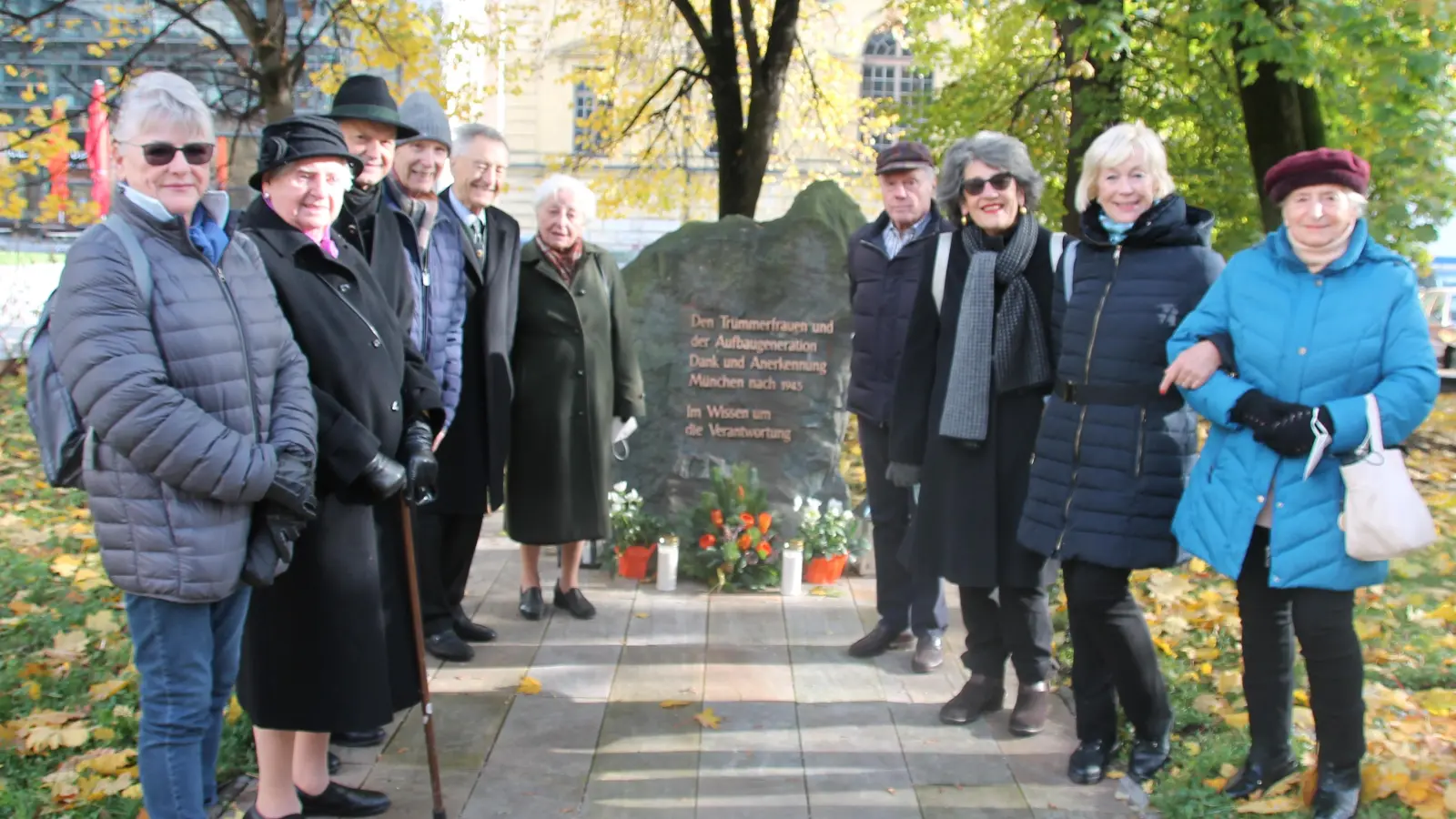 Mitglieder der Senioren Union und des Vereins „Dank und Anerkennung der Aufbaugeneration” hatten sich zu einer schlichten Feier um den Gedenkstein am Marstallplatz versammelt. Vorne links vom Stein die ehemalige Stadträtin Gisela Aeckerleinund daneben Reinhold Babor, rechts vom Stein Gabriele Schmoll (2.v.r.). (Foto: bb)