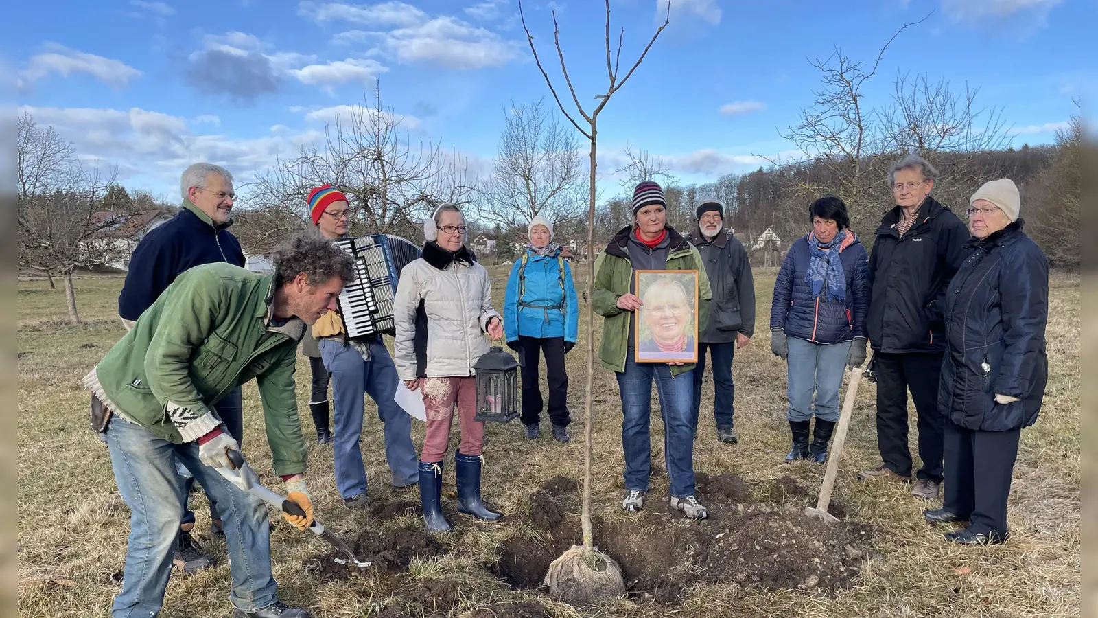 Einen Apfelbaum hat die BN-Ortsgruppe Weßling für ihre verstorbene Vorsitzende Gerhild Schenck-Heuck gepflanzt.  (Foto: pst)