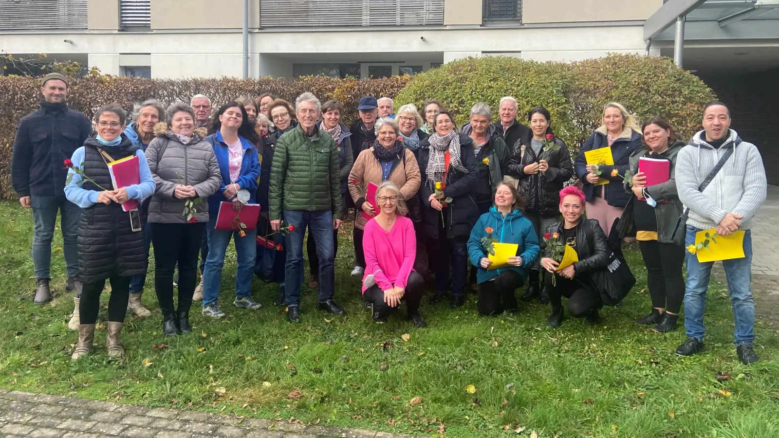 27 ehrenamtliche Helferinnen und Helfer haben die Schulung bei der Nachbarschaftshilfe Inning absolviert. (Foto: NBH Inning)