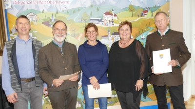 Die neuen Naturschutzwächter (von links) Peter Gleich, Johann Lößl und Paloma Ziegelmeier wurden von Landrätin Andrea Jochner-Weiß und Hubert Wagner von der Naturschutzbehörde im Naturschutzteam begrüßt. (Foto: LRA)