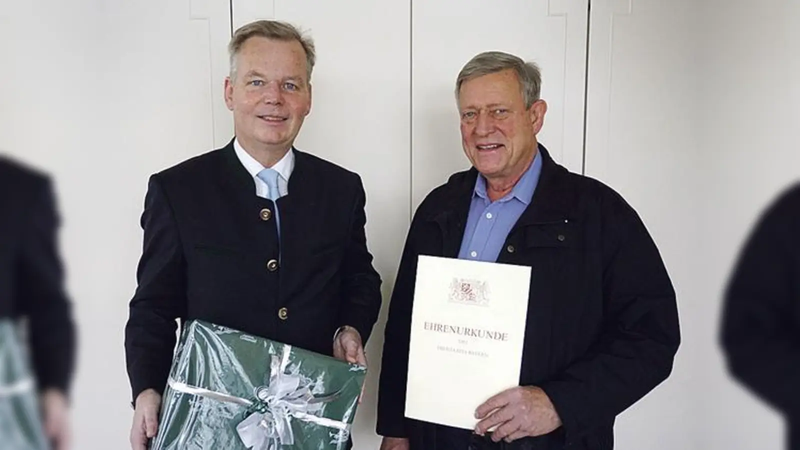 Bürgermeister Jan Neusiedl (li.) ehrt Karl Weinzierl (re.) für seine Verdienste.  (Foto: Gemeinde Grünwald)