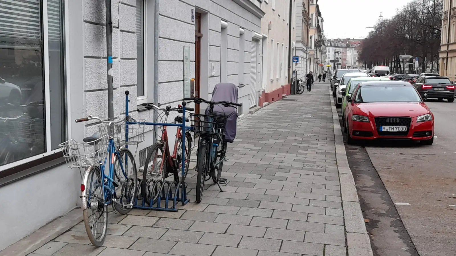 Der kleine Radständer auf dem Gehweg in der Schießstättstraße ist nach Ansicht von Bürgern zu wenig. (Foto: Beatrix Köber)