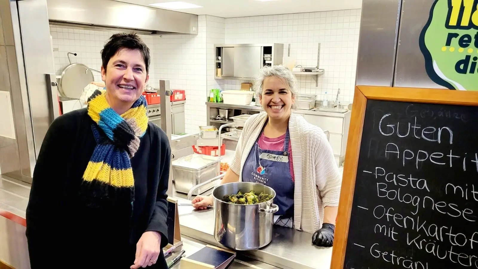 Susanne Sütsch, Schulleiterin des St.-Anna-Gymnasiums und Günes Seyfarth, Geschäftsführerin von Community Kitchen, freuen sich, dass die Schüler gesund und nachhaltig verpflegt werden könnnen.  (Foto: Städtisches St.-Anna-Gymnasium)