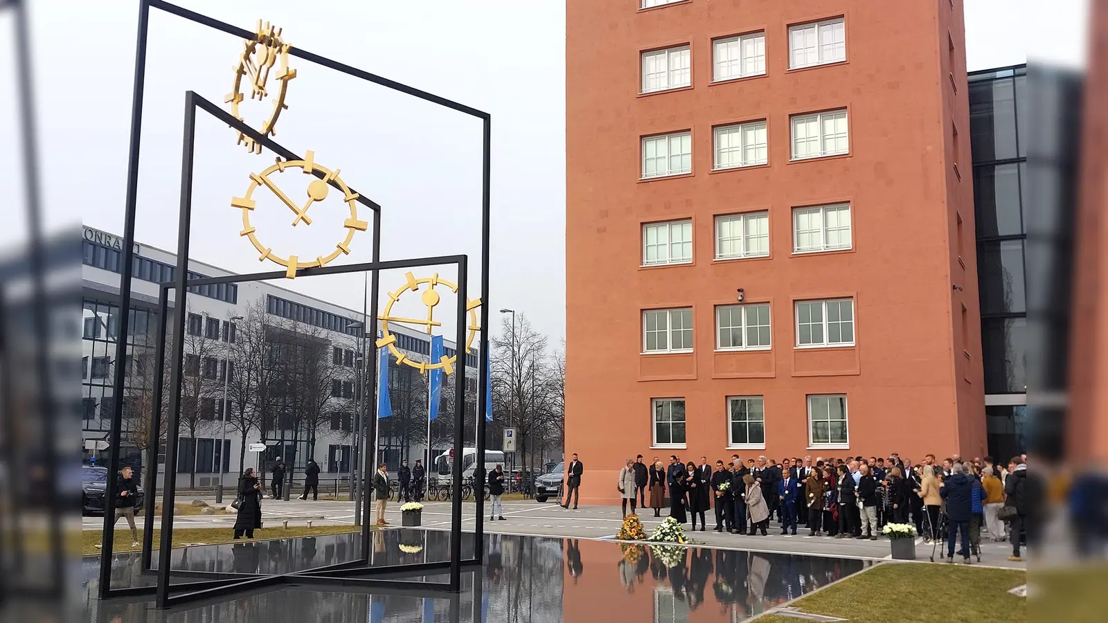 Acht Meter hoch ist das neue Denkmal von Alicja Kwade am ehemaligen Riemer Flughafentower. Es erinnert an den Terroranschlag am 10. Februar 1970. (Foto: bas)