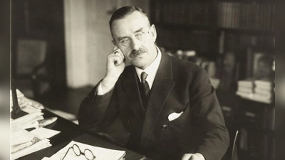 Thomas Mann an seinem Schreibtisch. Er lebte damals in der Poschingerstraße 1. (Foto: ETH-Bibliothek Zürich, Thomas-Mann-Archiv, Fotograf: Atlantic-Photo, Berlin / TMA_0161)