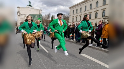 Auf einer Strecke von 2,5 Kilometern zeigen rund 70 verschiedene Gruppierungen Typisches beim traditionellen Münchner Umzug zum St. Patrick&#39;s Day. (Foto: © Munich Irish Network e.V./Helmut Swoboda)