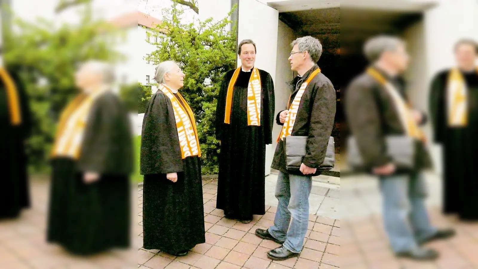 Pfarrerin Karin Kittlaus, Pfarrer Thomas Lotz und Chorleiter Harald Wermund (v.l.) freuen sich über den gelungenen Unterschleißheimer Beitrag zum Kirchentag.	 (Foto: VA)