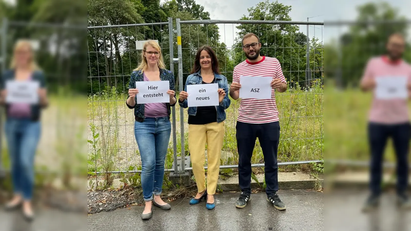 Anna Lena Mühlhäuser (links im Bild), Vorsitzende der SPD-Fraktion im Bezirksausschuss Neuhausen-Nymphenburg, und die SPD-Stadtratsmitglieder Kathrin Abele und Christian Köning zeigen an der Arnulfstraße, wo das neue ASZ entstehen wird.  (Foto: Andreas Sperling, SPD/Volt)