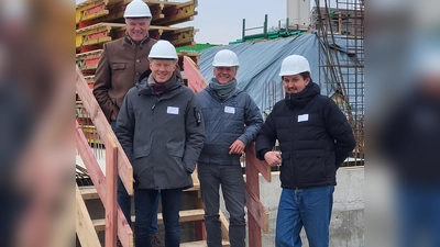 Bei der Besichtigung der Großbaustelle (v.l.): Bürgermeister Stefan Schelle, Ministerialbeauftragter Dr. Marko Hunger, Architekt Peter Härtl und Bauleiter Paul Heller. (Foto: Gem. Oberhaching)