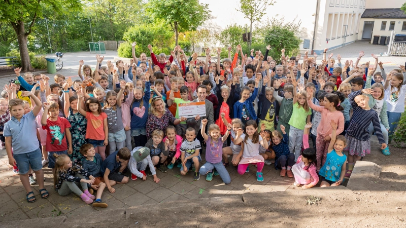 Die Freude war groß in der Grundschule Starnberg. 1.000 Euro waren bei der Spendenaktion für ukrainische Flüchtlinge zusammengekommen. (Foto: Gemeinde Starnberg)