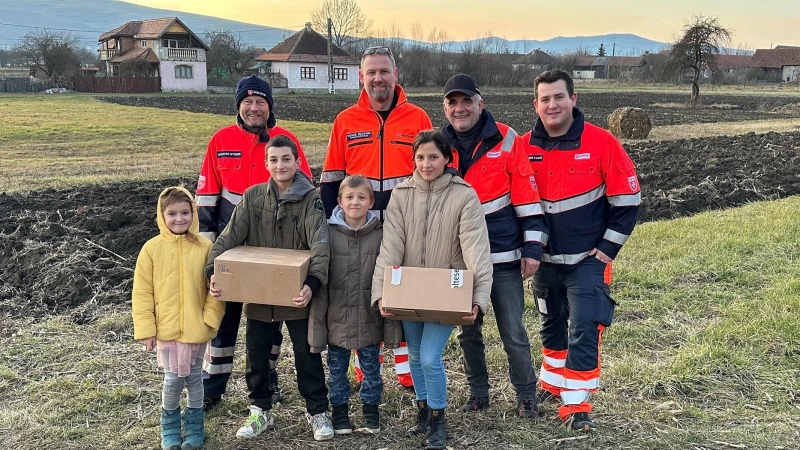 Die Malteser brachten an Weihnachten mehr als 4000 Hilfspakete nach Rumänien. Die Besatzungen der beiden Hilfsgütertrucks mit Gerhard Steiner, Michael Soldanski, Franz Jäger und Alexander Kaiser (von links) waren fünf Tage unterwegs und legten insgesamt 5600 km zurück. (Foto: Malteser)