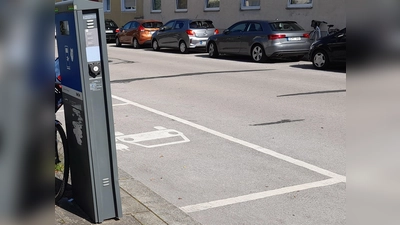 Nicht nur im öffentlichen Raum wie hier – auch in Mehrfamilienhäusern lassen sich E-Autos laden. Wie man Schritt für Schritt dahin gelangt, erklärt ein Vortrag.  (Symbolbild: kö)