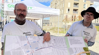 Wolfgang Bösing (l.) und Jakob Doelling vom Verein „Munich Ways” stellen eine Idee für eine Radwegverbindung über die Wiesentfelser Straße vor. (Foto: pst)