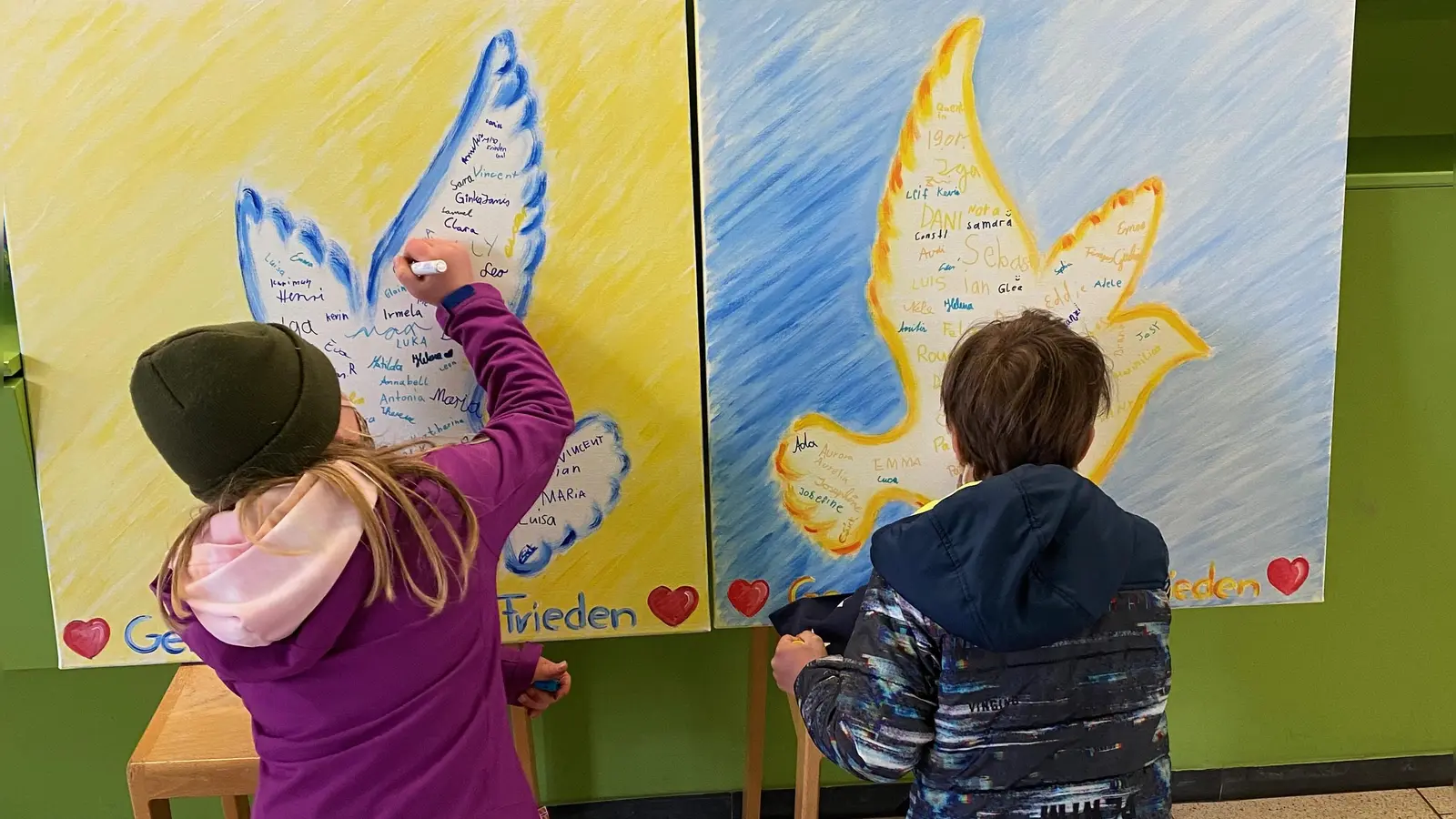 Die Künstlerin Ellen Sick hatte zwei Leinwände mit Friedenstauben zur Verfügung gestellt, auf denen die Kinder unterschreiben durften. (Foto: Engelfried)