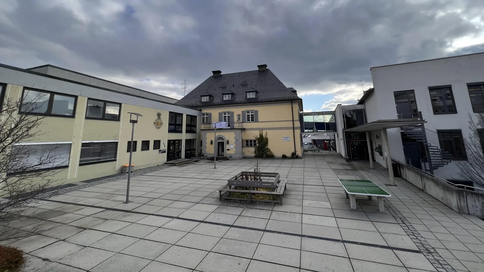 Dunkle Wolken sind über dem Gymnasium Tutzing aufgezogen. (Foto: Susanne Hauck)