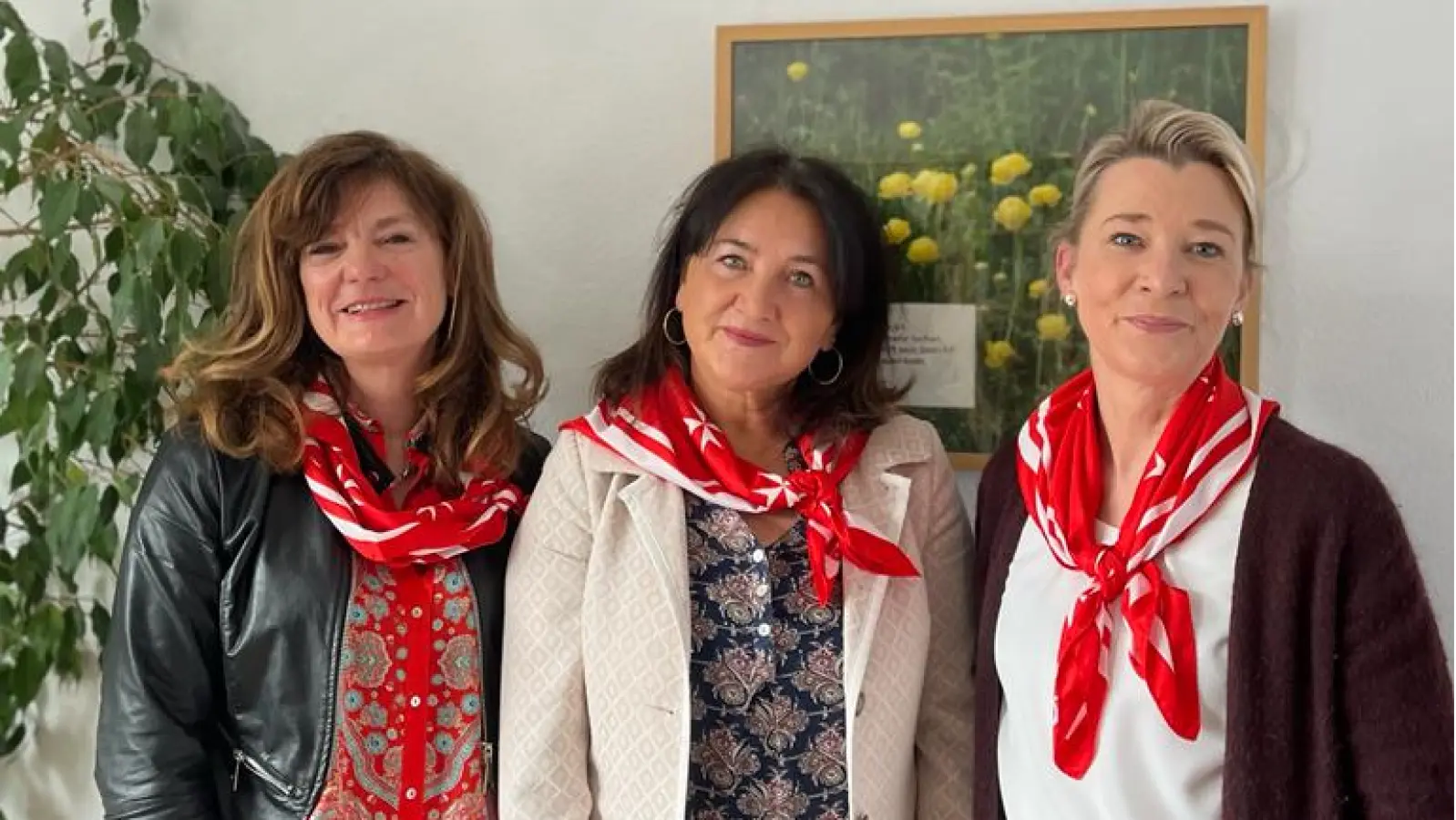 Niemand ist in seiner Trauer alleine: Die ehrenamtlichen Helferinnen der Malteser Trauerbegleitung (von links) Bettina Helbrügge-Grosslfinger, Barbara Sturm und Marion Bredl leiten die Wanderung und den Workshop. (Foto: Malteser)