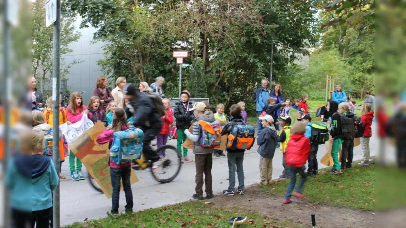 Die Kinder demonstrierten vor ihrer Schule, dass der Radweg für sie immer noch eine Gefährdung ist. (Foto: rs)