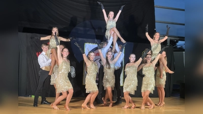 Glitzernde Kostüme und eine anspruchsvolle Choreographie präsentieren „Fun Unlimited” bei der Premiere.  (Foto: pst)