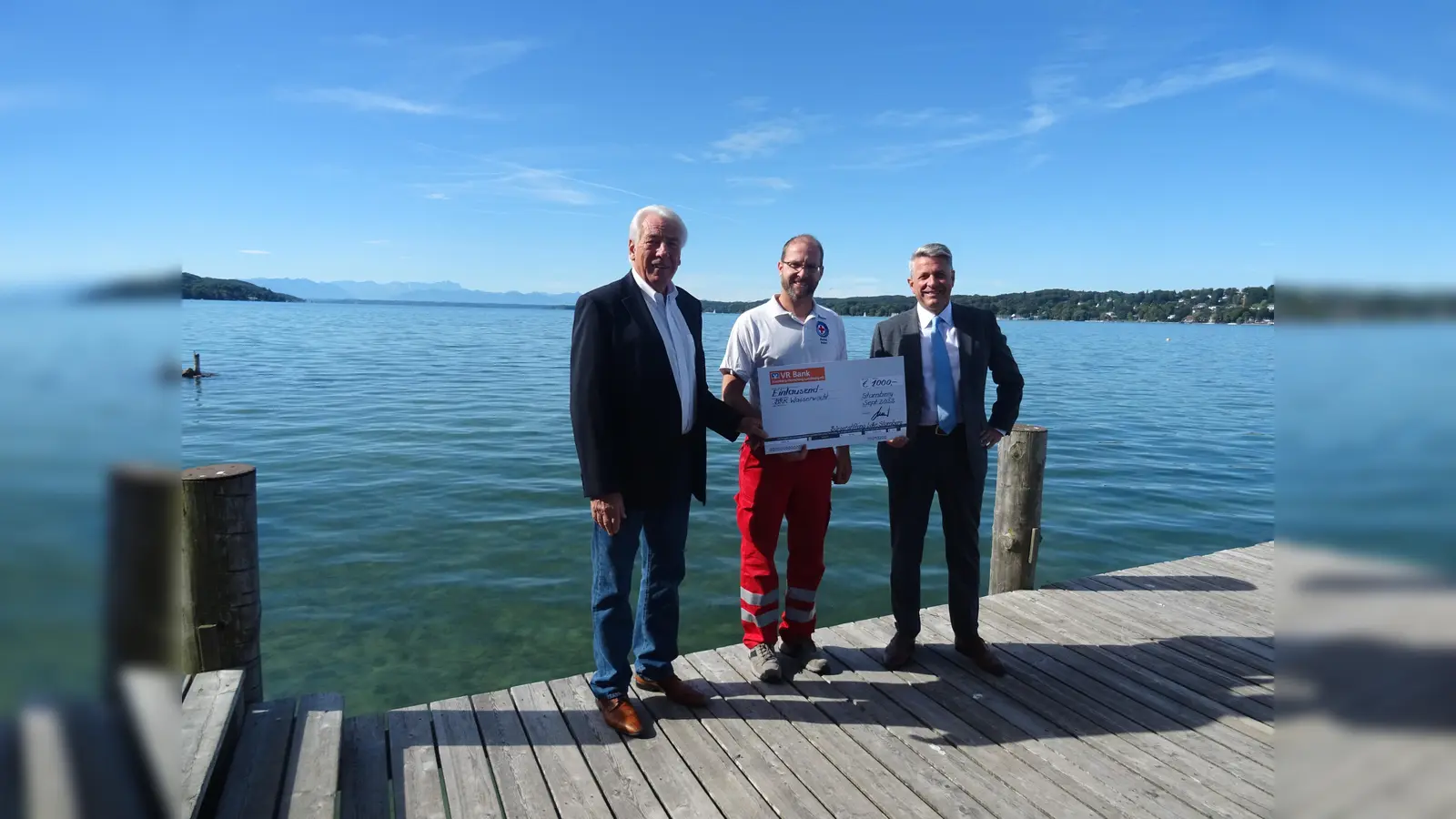 Spendenübergabe: v.l. Gustav Huber (Geschäftsführer Bürgerstiftung), Markus Bucher (1. Vorsitzender Wasserwacht OG Starnberg) und Konrad Hallhuber (Vorstand Bürgerstiftung).  (Foto: Bürgerstiftung)