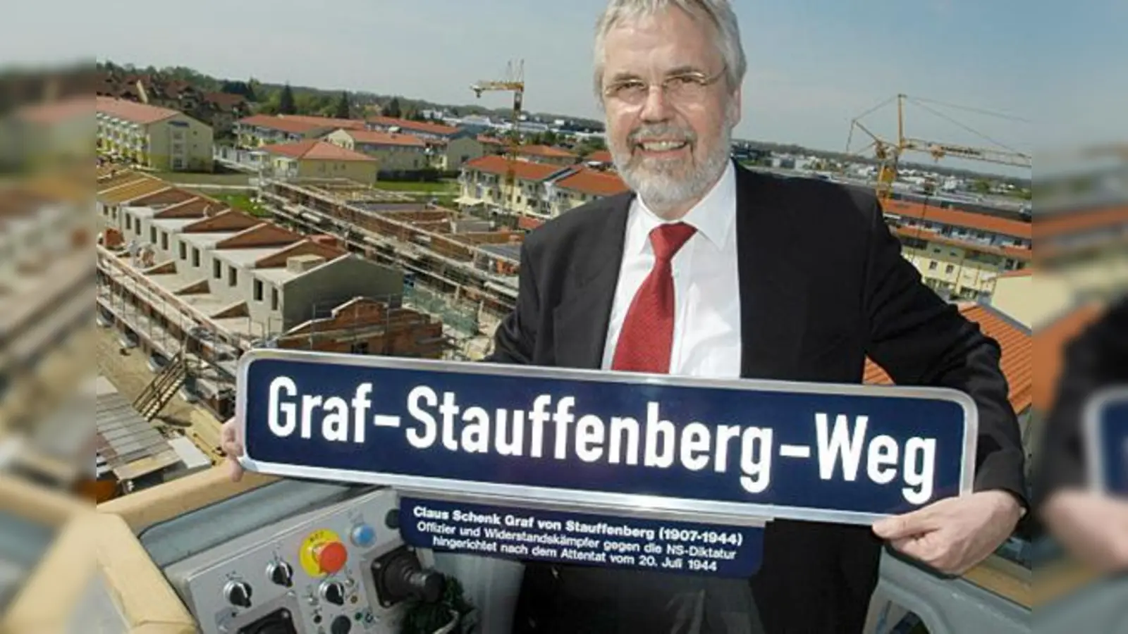 Seit 2005 gibt es in Ismaning den Graf-Stauffenberg-Weg. Bürgermeister Michael Seldmair präsentiert das Schild mit der neuen Ergänzung.  (Foto: Ulla Baumgart)